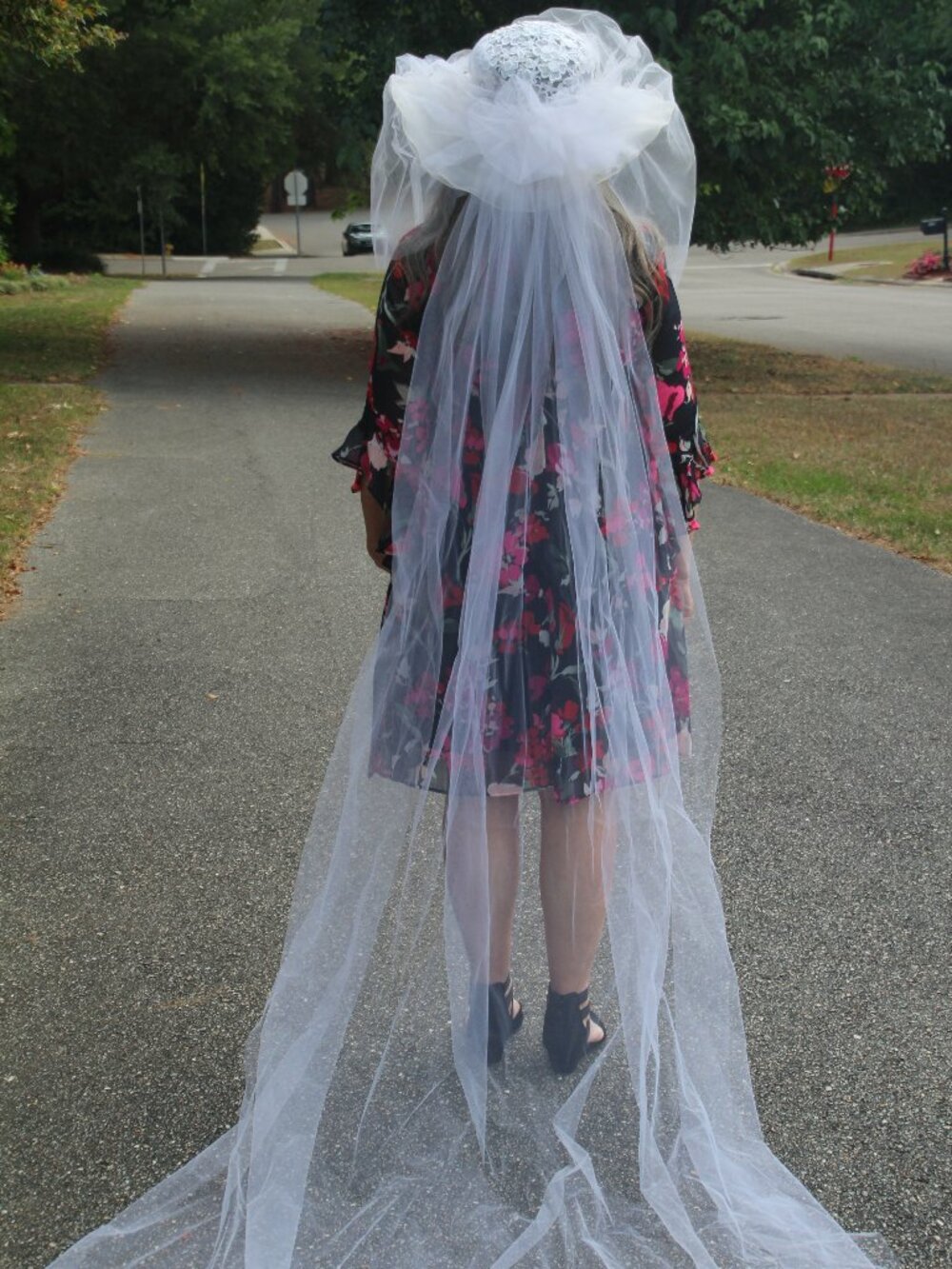Bridal hat, vintage with attached long veil. Size small.